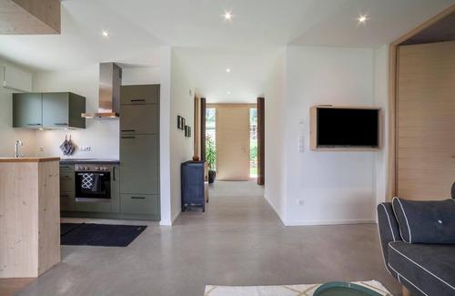 Cermes Apartment | Holiday Apartment "Das Runde" with Mountain View, Wi-Fi, Garden & Terrace