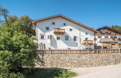 Lajen Apartment | Holiday Apartment "Hatzeshof-Heustadel" with Mountain View, Wi-Fi, Balcony & Garden