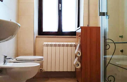 Fermo Apartment | Holiday Apartment "Hoarder's Home" with A/C