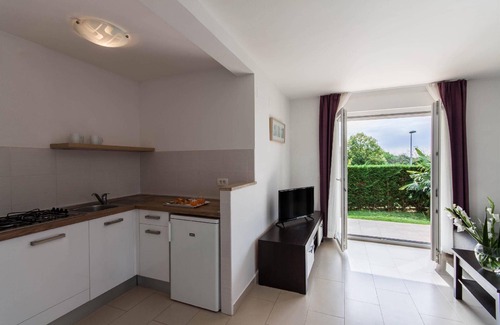 Monterol Apartment | Holiday Apartment in Monterol with Terrace and Garden