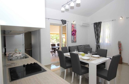 Baska Apartment | Holiday apartment mit Pool