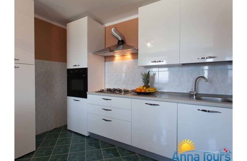 Njivice Apartment | Holiday apartment near to the beach with air conditioning