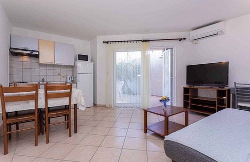Baska Apartment | Holiday apartment near the sea with barbecue and panoramic view