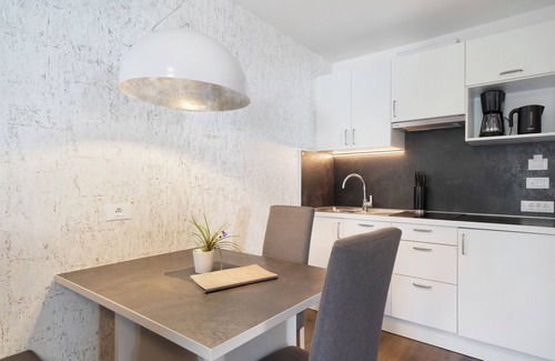 Schenna Apartment | Holiday Apartment "Nelkenstein Herbst" with Mountain View, Shared Pool & Wi-Fi