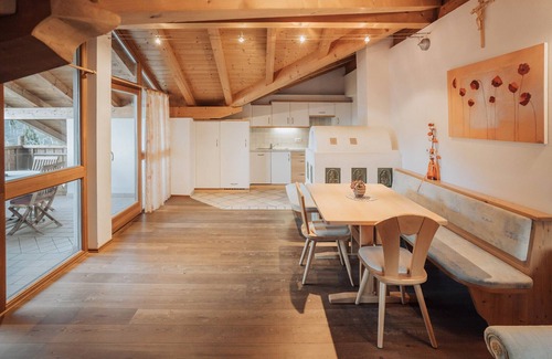 Rifiano Apartment | Holiday Apartment 'Oberegghof Hahnenkamm' with Mountain View and Wi-Fi