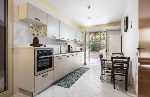 Cefalu Apartment | Holiday Apartment 'Paradiso Marino' with Terrace, Garden and Wi-Fi