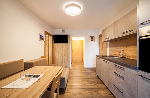 Racines Apartment | Holiday Apartment "Parigger Apt Enzian" with Mountain View, Shared Garden and Wi-Fi