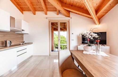 Musso Apartment | Holiday Apartment "Picolla Orchidea Finestra Sul Lago" with Private Terrace, Shared Pool & Wi-Fi