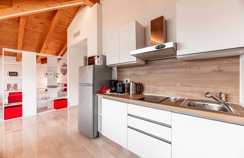 Musso Apartment | Holiday Apartment "Picolla Orchidea Finestra Sul Lago" with Private Terrace, Shared Pool & Wi-Fi