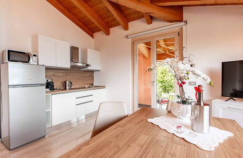 Musso Apartment | Holiday Apartment "Picolla Orchidea Finestra Sul Lago" with Private Terrace, Shared Pool & Wi-Fi