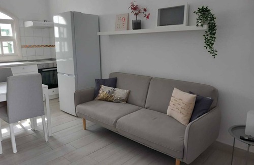 Playa Honda Apartment | Holiday Apartment 'Playa Honda Holiday Home' with Shared Garden, Balcony and Wi-Fi