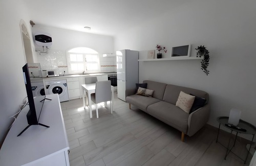 Playa Honda Apartment | Holiday Apartment 'Playa Honda Holiday Home' with Shared Garden, Balcony and Wi-Fi