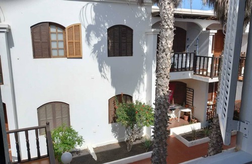 Playa Honda Apartment | Holiday Apartment 'Playa Honda Holiday Home' with Shared Garden, Balcony and Wi-Fi