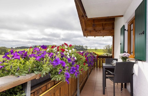 Friesenried Apartment | Holiday Apartment 'Sonnenstrahl' with Shared Garden, Balcony and Wi-Fi