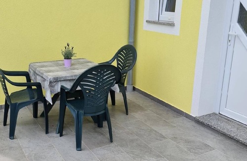 Salatic Apartment | Holiday apartment Vrh for 1 - 3 persons with 1 bedroom - Twin house