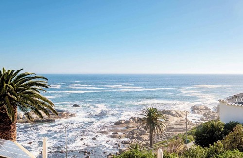 Camps Bay Apartment | Holiday Apartment w Sea Views & Pool CBT Suite