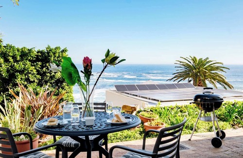 Camps Bay Apartment | Holiday Apartment w Sea Views & Pool CBT Suite