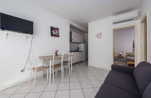 Lovrecica Apartment | Holiday apartment with air conditioning near the sea