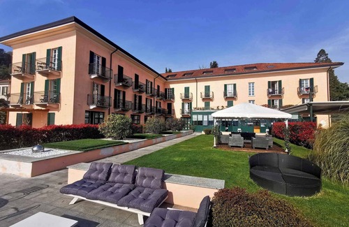 Meina Apartment | Holiday apartment with air conditioning, balcony and WLAN