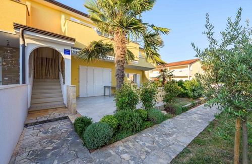 Lovrecica Apartment | Holiday apartment with air conditioning near the sea