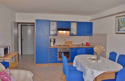 Lopar Apartment | Holiday apartment with balcony and air conditioning