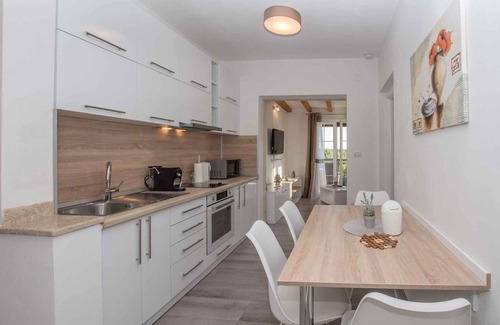 Kaldanija Apartment | Holiday apartment with communal pool and air conditioning