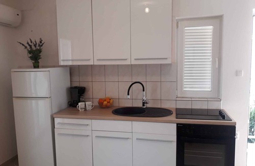 Njivice Apartment | Holiday apartment with sea view terrace and BBQ