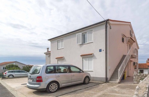 Njivice Apartment | Holiday apartment with sea view terrace and BBQ