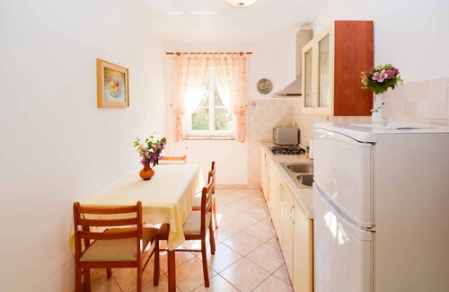 Vinkuran Apartment | Holiday apartment with terrace and air conditioning