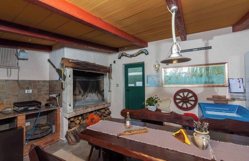 Kukci Apartment | Holiday apartment with large garden and pool