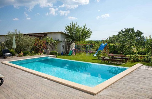 Kanfanar Apartment | Holiday apartment with outdoor swimming pool and terrace