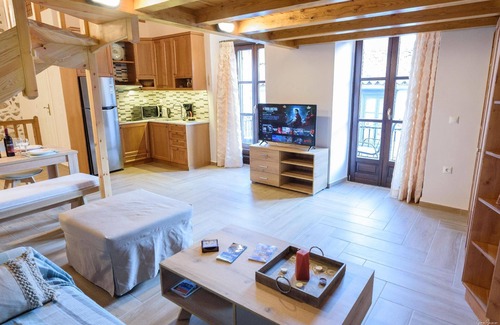 Hydra Apartment | Holiday apartment with view of the water