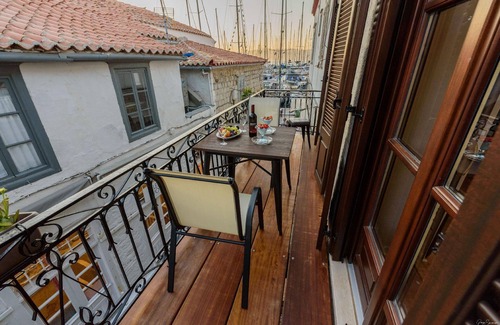 Hydra Apartment | Holiday apartment with view of the water