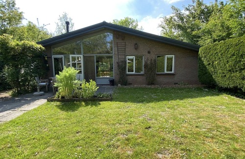 Ouwerkerk House | Holiday bungalow for 4 people in a quiet park in Ouwerkerk