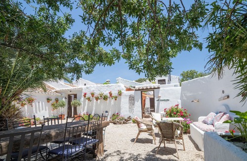 Villanueva del Trabuco Apartment | Holiday home "El granero mountain cottage" with communal pool and WiFi