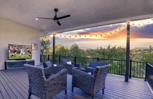 Northshore On Lake Travis Villa | Holiday Family Retreat at Lake- Lake Views, Pickleball, Jacuzzi & Winery