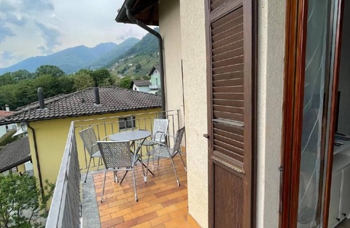 Gordola Apartment | Holiday flat with mountain view