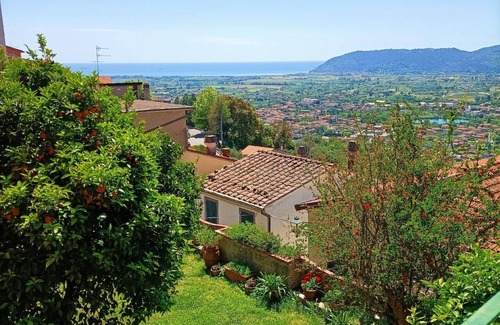 Castelnuovo Magra Apartment | Holiday flat with water view