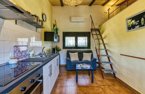 Torroella de Montgri House | Holiday Home 'Castell del Montgrí' with Mountain Views, Pool and Wi-Fi
