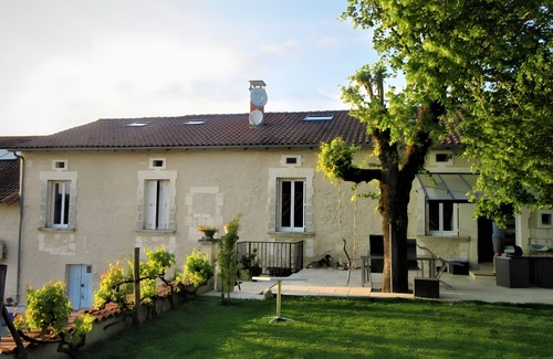 Leguillac-de-l'Auche House | Holiday Home 'La Maeltri' with Private Pool, Wi-Fi and Air Conditioning