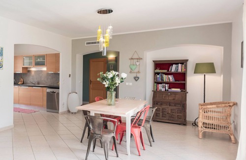 La Caravane House | Holiday home with A/C and pool near a village