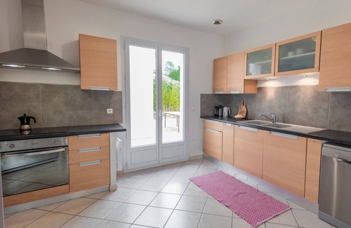 La Caravane House | Holiday home with A/C and pool near a village