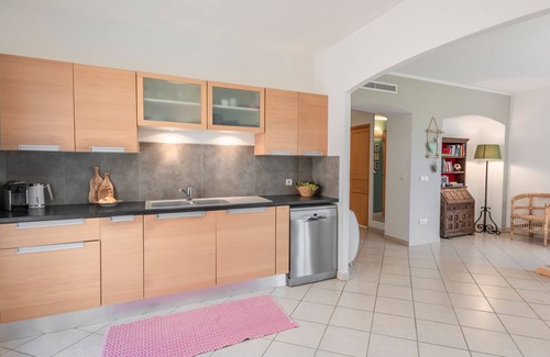 La Caravane House | Holiday home with A/C and pool near a village