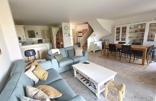 Mallemort House | Holiday Home 6 Sleeps - Terrace, Garden, Pools, Parking, A/C