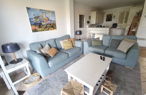 Mallemort House | Holiday Home 6 Sleeps - Terrace, Garden, Pools, Parking, A/C