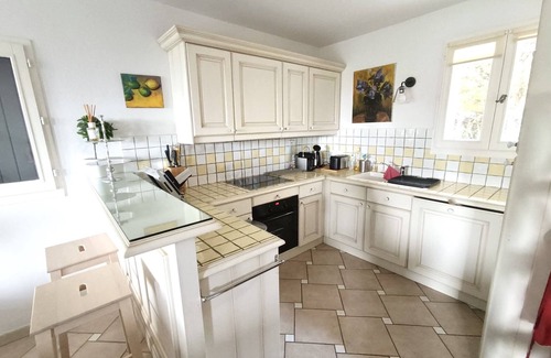 Mallemort House | Holiday Home 6 Sleeps - Terrace, Garden, Pools, Parking, A/C