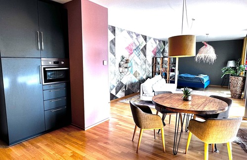 Zentrum Apartment | Holiday Home 'Am Schloßteich' with Private Terrace and Wi-Fi