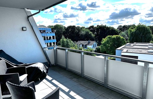 Zentrum Apartment | Holiday Home 'Am Schloßteich' with Private Terrace and Wi-Fi