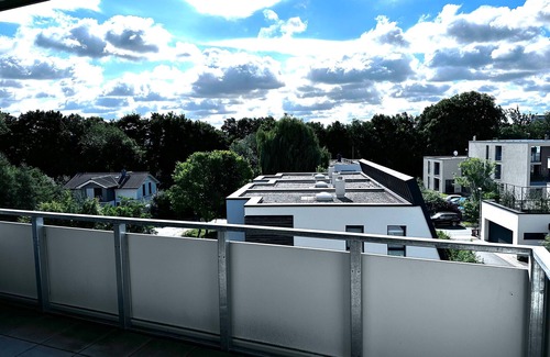 Zentrum Apartment | Holiday Home 'Am Schloßteich' with Private Terrace and Wi-Fi