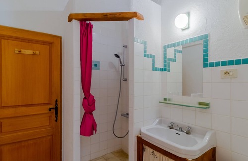 Monflanquin House | Holiday Home 'Côté Four' with Shared Pool, Garden, Terrace & Wi-Fi